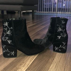 Like new cute Kenneth Cole black ankle booties